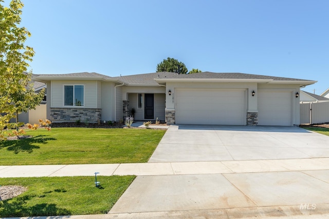 view of front of house featuring a front lawn and a garage