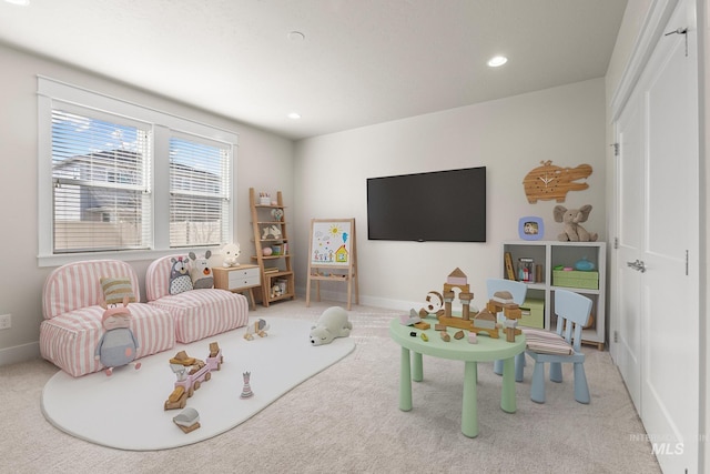 living area with carpet, recessed lighting, and baseboards