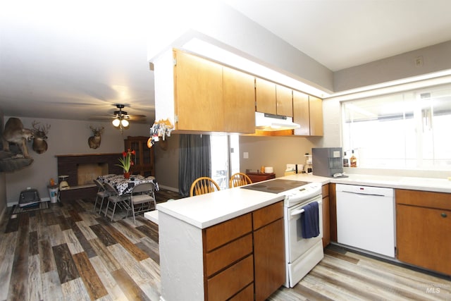 kitchen featuring hardwood / wood-style floors, white appliances, kitchen peninsula, and ceiling fan