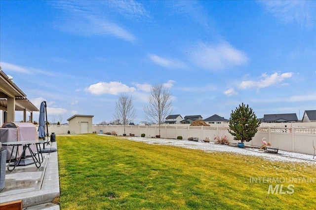 view of yard featuring a shed