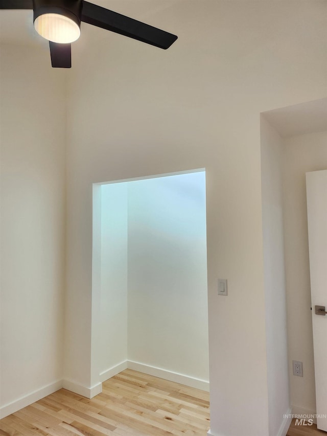 unfurnished room featuring light wood-style flooring, baseboards, and ceiling fan