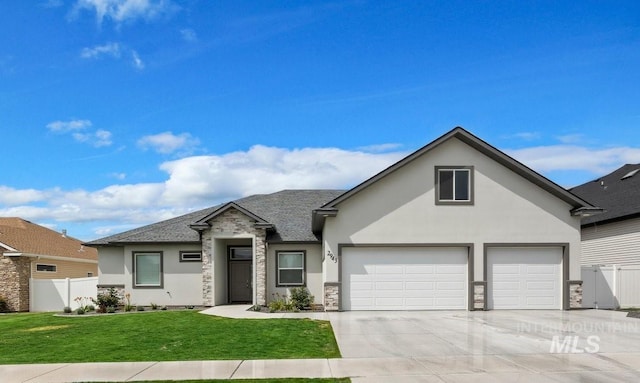 view of front of home featuring a front yard