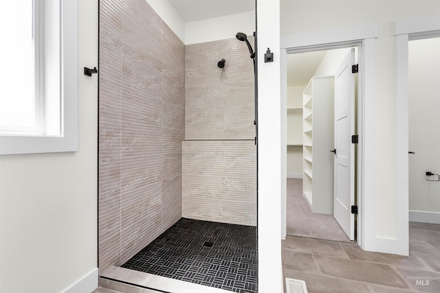 bathroom featuring tiled shower