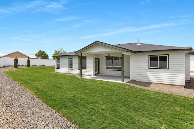 view of front of house featuring ceiling fan, a front lawn, and a patio area