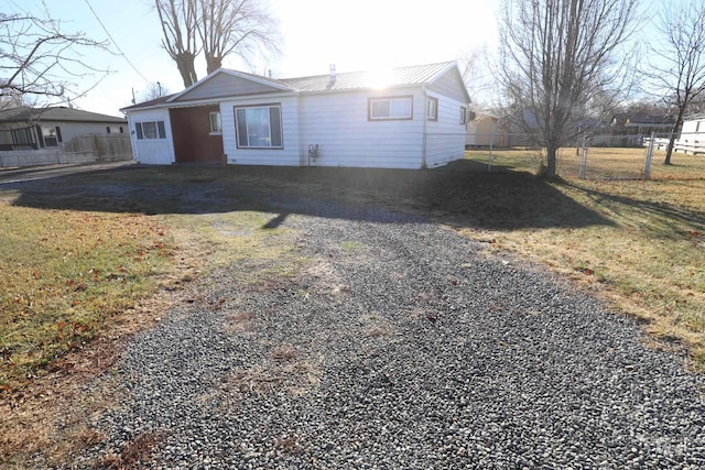 view of front of home featuring a front lawn