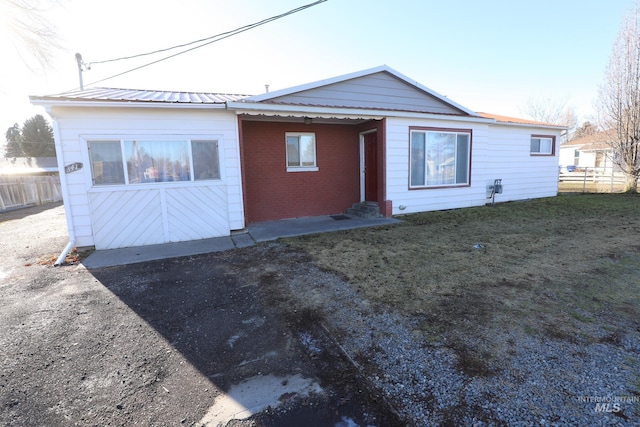 view of front of property featuring a front yard