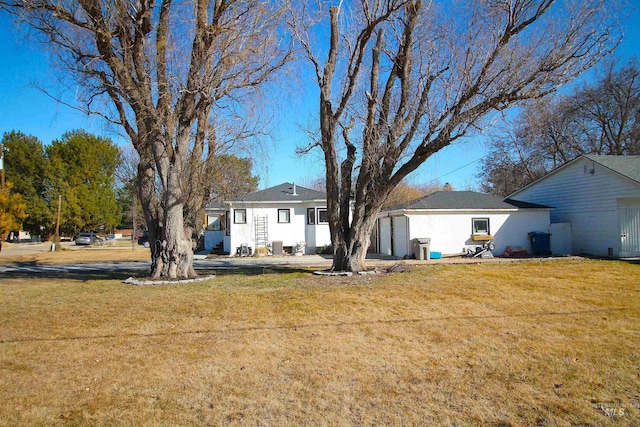 view of front facade featuring a front yard