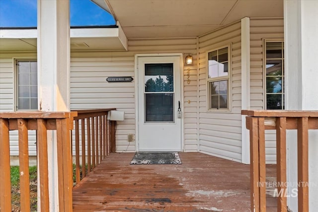 entrance to property featuring covered porch