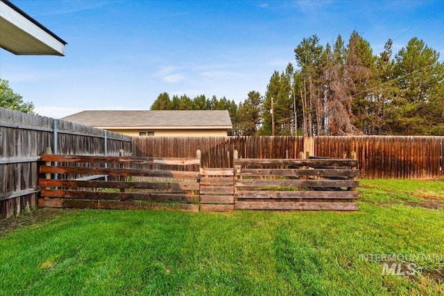 view of yard featuring a fenced backyard