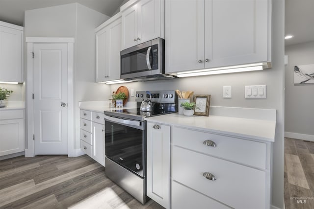 507 Jesse Ave, Twin Falls, ID 83301 - kitchen featuring stainless steel appliances, white cabinets, light countertops, light wood-style flooring, and recessed lighting