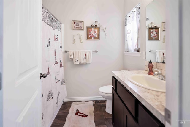 449 View Ave, Twin Falls, ID 83301 - bathroom featuring toilet, vanity, baseboards, and a shower with shower curtain