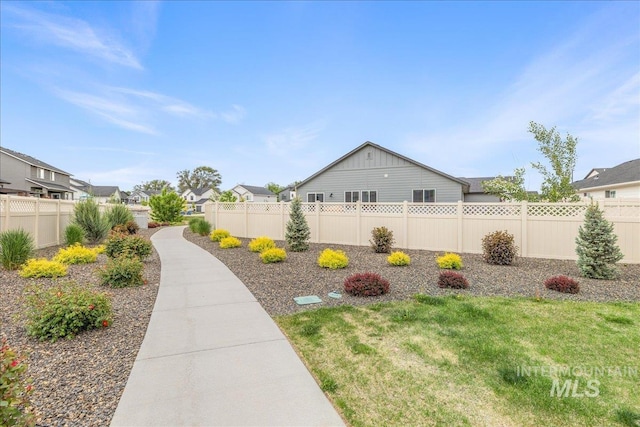 view of yard with a residential view