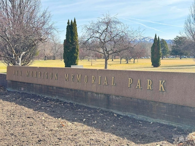 view of community / neighborhood sign