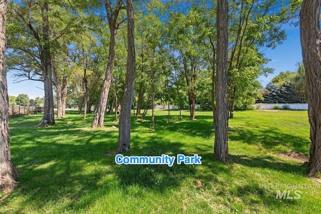 view of property's community featuring a lawn