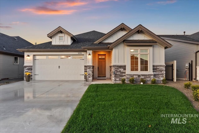 craftsman house featuring a lawn and a garage