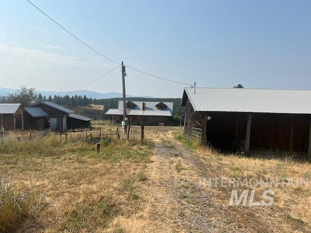 view of yard with an outbuilding