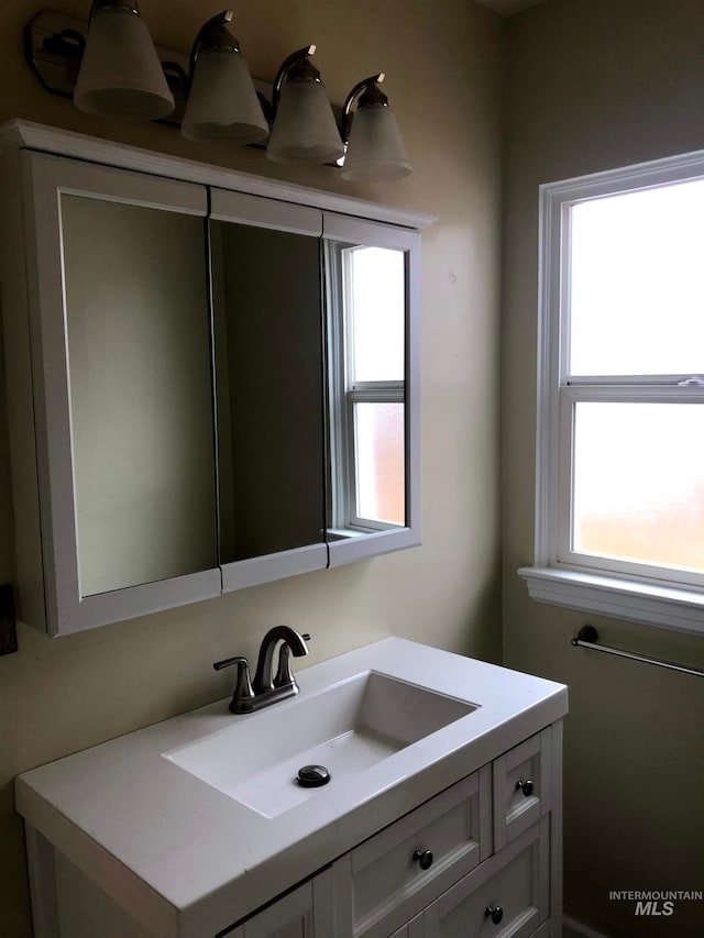 bathroom featuring a chandelier and vanity