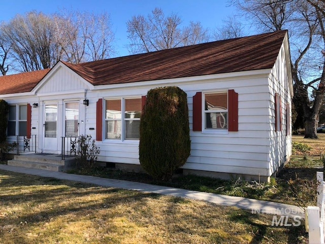 view of front facade with a front lawn