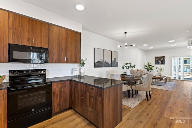 7439 W Swain Ln, Garden City, ID 83714 - kitchen with a notable chandelier, black appliances, light wood-style floors, and a peninsula