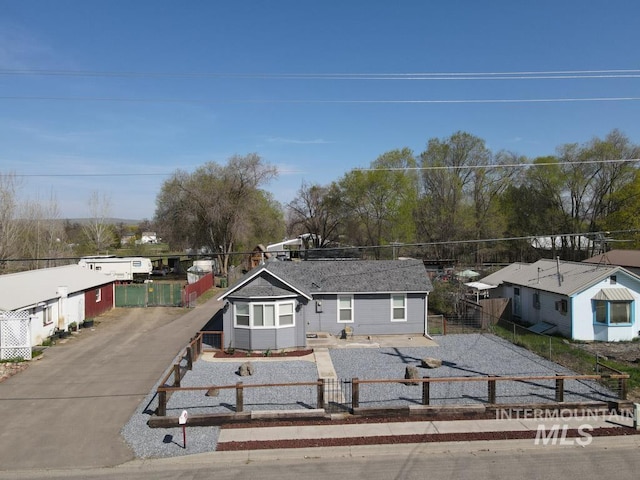 view of front of property featuring a fenced front yard
