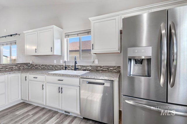 1022 S Date St, Jerome, ID 83338 - kitchen featuring appliances with stainless steel finishes, white cabinets, light wood-style flooring, and light countertops