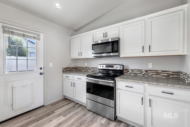 1022 S Date St, Jerome, ID 83338 - kitchen with appliances with stainless steel finishes, vaulted ceiling, light wood-style flooring, white cabinetry, and recessed lighting