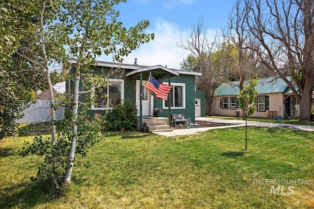 722 Nevada St, Gooding, ID 83330 - view of front of house with stucco siding and a front lawn