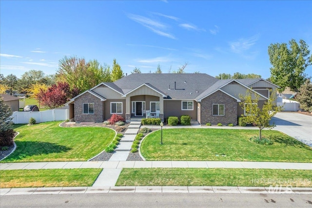 view of front of property featuring fence and a front lawn