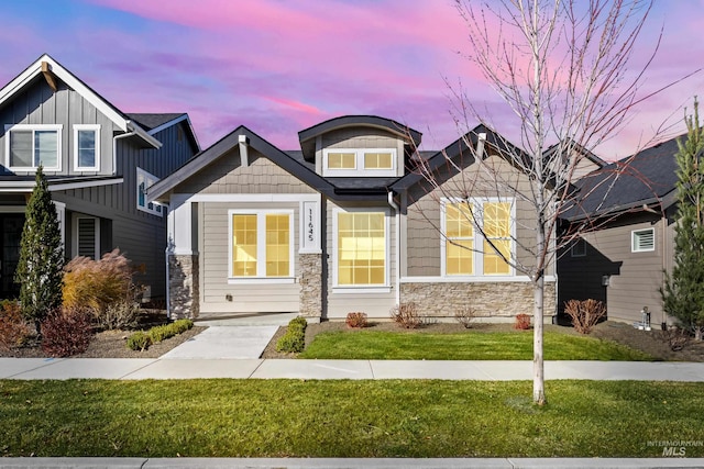 craftsman-style house featuring a lawn