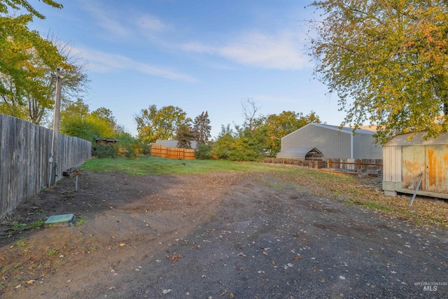 view of yard featuring an outdoor structure