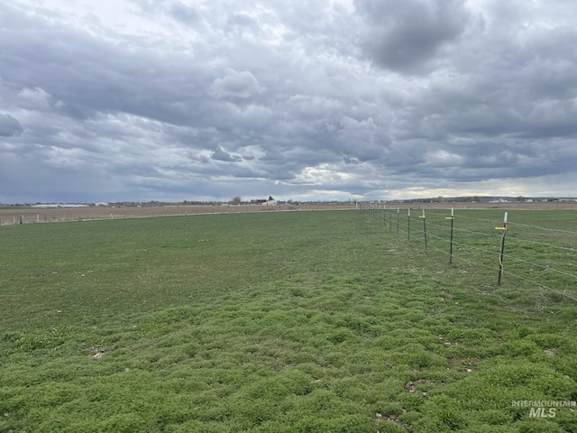 view of yard featuring a rural view