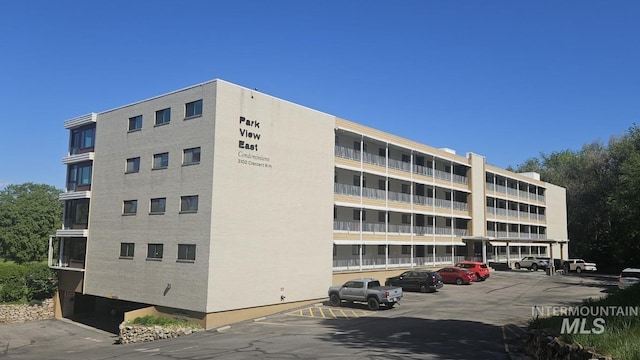 view of apartment building / complex with uncovered parking