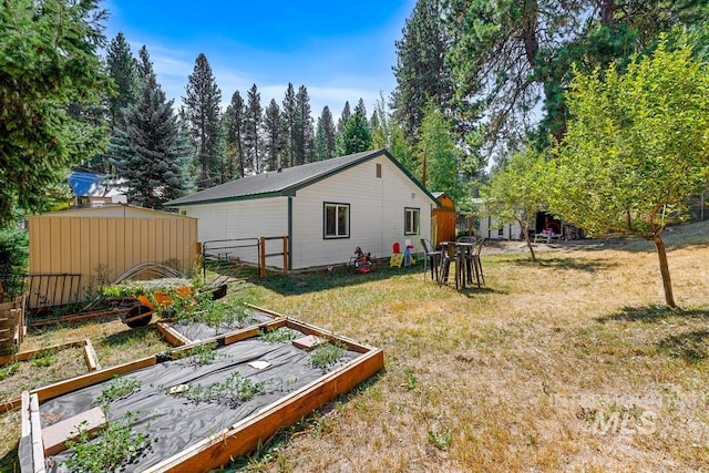 view of yard with a shed