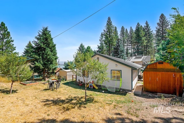 view of yard with a shed