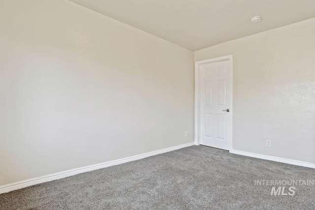 empty room featuring carpet floors and baseboards