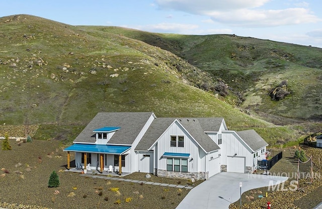 birds eye view of property featuring a mountain view