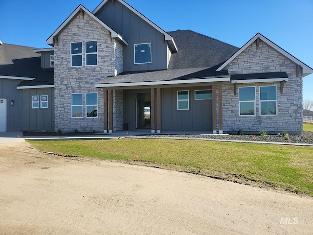 view of front of property featuring a front lawn