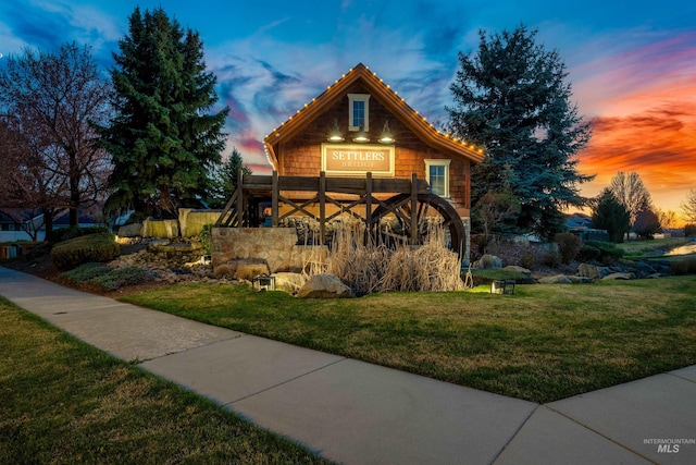 view of front of home featuring a yard