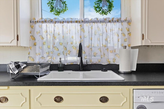 201 9th Ave N, Buhl, ID 83316 - kitchen featuring a sink, washer / dryer, dark countertops, and backsplash
