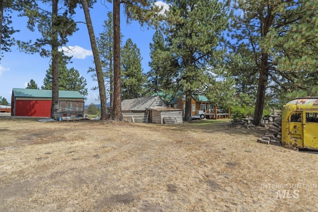 view of yard featuring an outbuilding