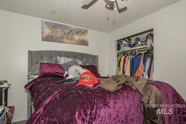 bedroom featuring ceiling fan, a textured ceiling, and a closet