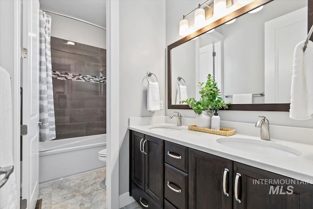 bathroom with shower / tub combo with curtain, a sink, toilet, and double vanity