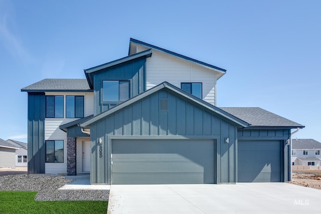 view of front facade featuring a garage