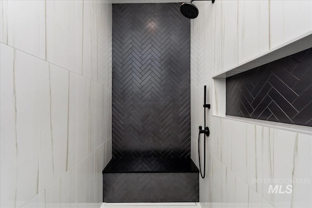 bathroom featuring tiled shower