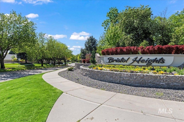 community sign featuring a lawn
