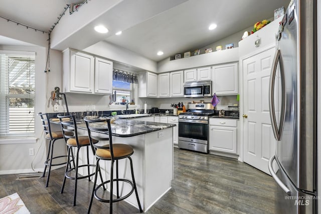 265 Cedar Park Cir, Twin Falls, ID 83301 - kitchen with dark wood-style floors, a peninsula, a sink, and appliances with stainless steel finishes