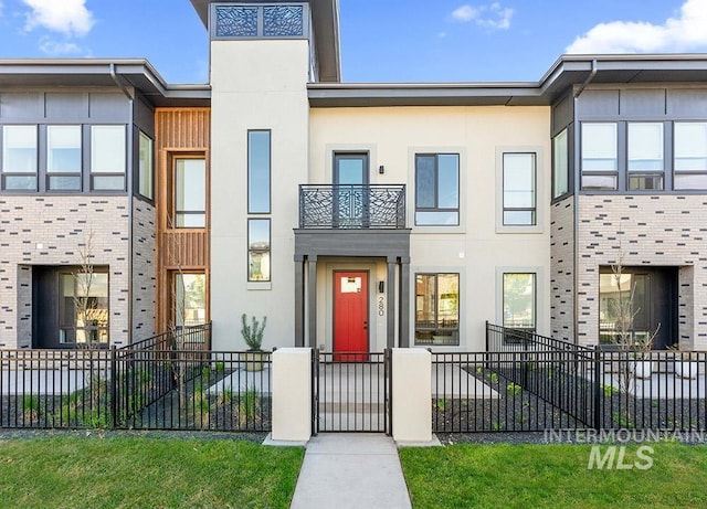 view of front facade featuring a fenced front yard and stucco siding