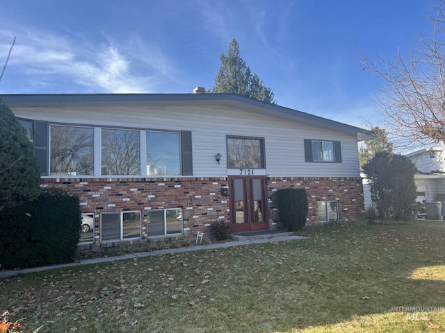 view of front of home featuring a front lawn