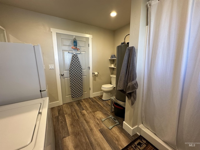 full bathroom featuring wood finished floors, curtained shower, toilet, baseboards, and recessed lighting