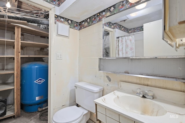 bathroom featuring curtained shower, vanity, concrete floors, and toilet